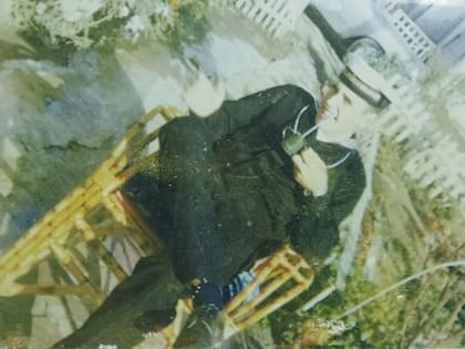 Luis, con traje de marinero, durante una licencia, de visita en su hogar.
