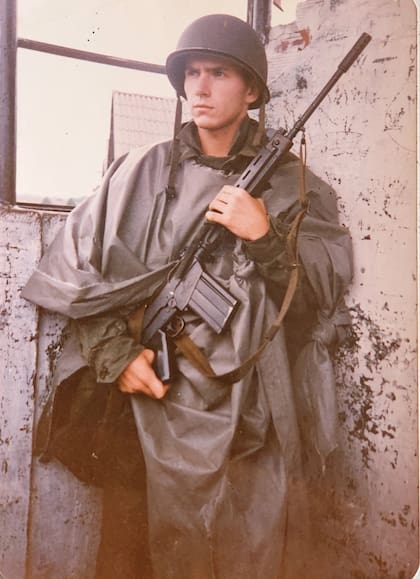 Luis, cumpliendo el servicio militar.