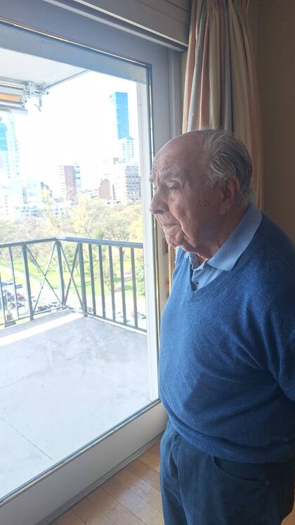 Luis de la Fuente, a los 94 años, recibió a LA NACION en su casa para hablar sobre el estado de situación de la especialidad que ejerció durante siete décadas