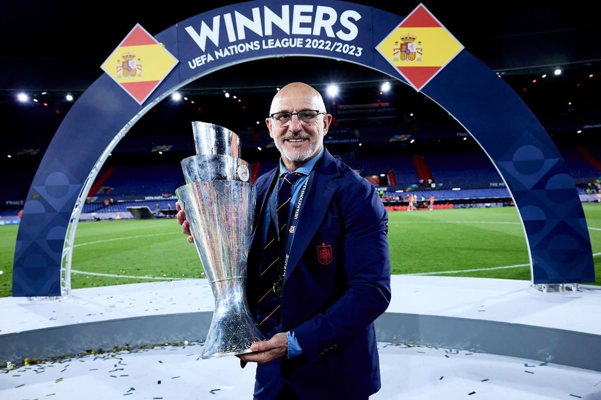 Luis de la Fuente, el 19 de junio de 2023, con la Nations League en las manos; está marcando una era en España