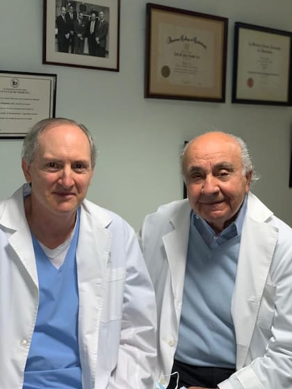 Luis de la Fuente junto a su discípulo Julio Argentieri en 2021 en el Servicio de Intervencionismo Cardiovascular del IADT. En 1999, realizaron el primer implante de un stent liberador de fármacos diseñado por De la Fuente, que realizó su último procedimiento a los 90 años.