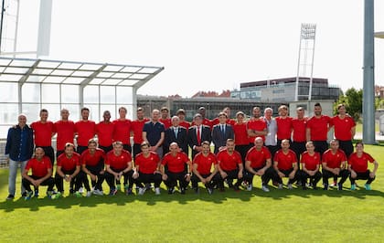 Luis de la Fuente y Lionel Scaloni, arriba a la izquierda, junto a autoridades de la Federación Española y otros egresados del curso de entrenador