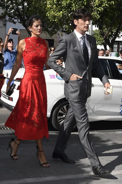 Luis de Medina, tío de la novia, presentó en sociedad a su pareja, Clara Caruana, que impactó con un diseño con brocados, cuerpo ajustado y falda midi de Oscar de la Renta. Lo acompañó con una diadema ancha negra de antelina y velo negro con plumeti de Mimoki.