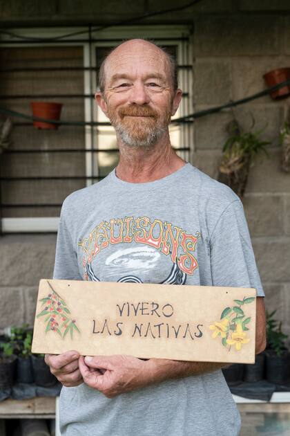 Luis Delvenne está al frente de su vivero Las Nativas