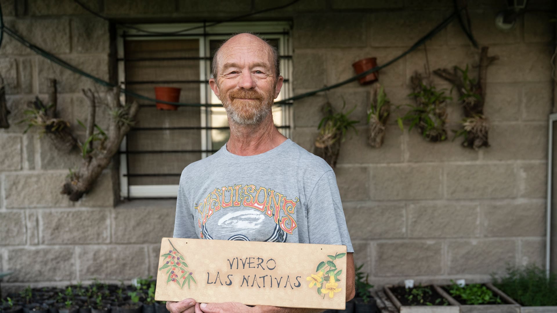 Luis Delvenne está al frente de su vivero Las Nativas