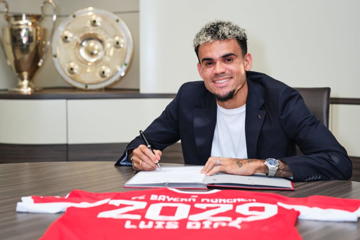 Luis Díaz, feliz en su firma de contrato con Bayern Munich (x.com/FCBayern)