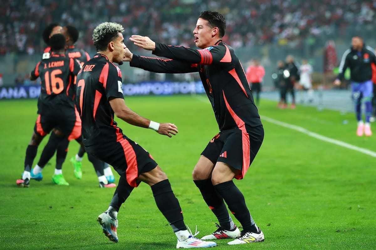 Luis Díaz festeja con James Rodríguez, ejecutor del saque de esquina, su gol, el del 1-1 de Colombia en Perú, cerca del final del encuentro por la 7ª fecha de la eliminatoria sudamericana.