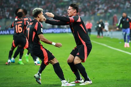 Luis Díaz festeja con James Rodríguez, ejecutor del saque de esquina, su gol, el del 1-1 de Colombia en Perú, cerca del final del encuentro por la 7ª fecha de la eliminatoria sudamericana.
