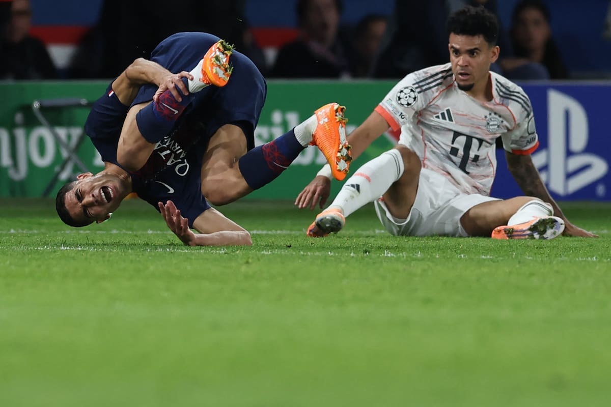 Luis Díaz observa a Achraf Hakimi, luego de propinarle una patada fuera de contexto
