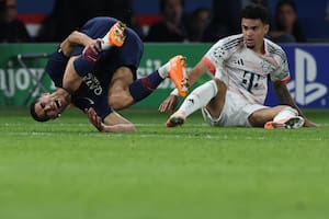 Luis Díaz observa a Achraf Hakimi, luego de propinarle una patada fuera de contexto