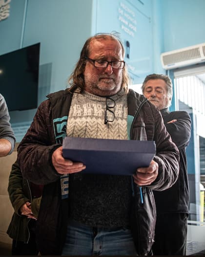 Luis Dorigo, sobrino de Tita Mattiussi, durante el emotivo acto; detrás, su hermano Francisco