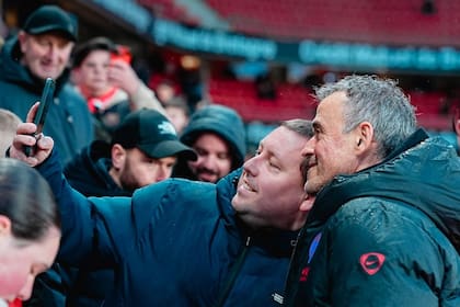 Luis Enrique acepta el pedido de un hincha para sacarse una selfie; el DT es muy querido en PSG y renovaría su contrato hasta 2030
