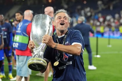 Luis Enrique, con la reciente Supercopa: fue imposible retener a Barcolá