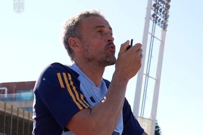Luis Enrique, entrenador del seleccionado español, da indicaciones en la práctica mediante un walkie-talkie