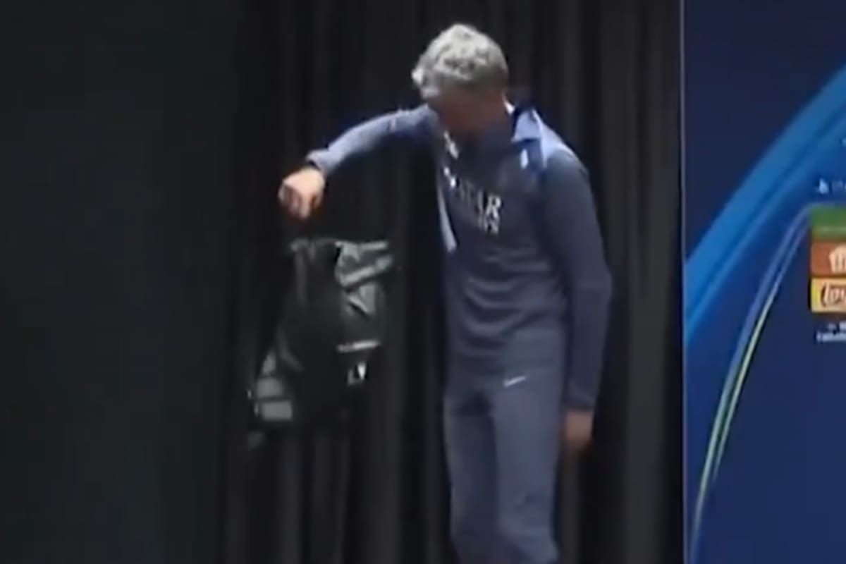 Luis Enrique examina el misterioso bolso