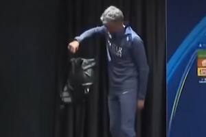 Luis Enrique examina el misterioso bolso