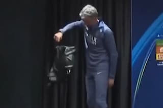 La curiosa reacción de Luis Enrique ante un bolso misterioso durante su conferencia de prensa