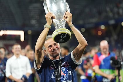 Luis Enrique logró que PSG se sume a Ajax, Milan y Real Madrid como los únicos equipos que pudieron conquistar la Supercopa de Europa por segundo año consecutivo.