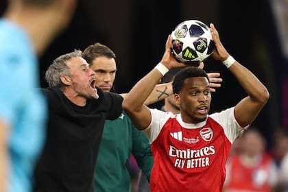 Luis Enrique reacciona mientras Jurrien Timber hace el lateral