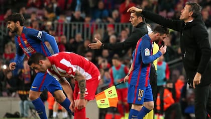 Luis Enrique y Messi, en Barcelona, una de las veces que el DT lo reemplazó. La imagen es elocuente