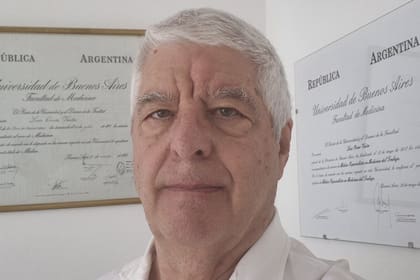 Luis es médico, periodista especialista en Medicina del Trabajo y perito jubilado: "Hoy mi hobby es disfrutar del jazz en mi streaming, que solo escucho yo (risas), y escribir notas de medicina y de jazz en las redes".