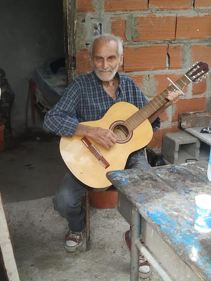 Luis es un hombre al que acompañaron en su casa y que siempre los esperaba con la guitarra sobre el regazo: “Cuando mirás de frente a la muerte y das ese paso, hay algo tremendo que sucede en ese momento, en ese ambiente: siempre decimos que se une el cielo y la tierra, la persona está con una apertura interna, una sensibilidad mucho mayor. Se requiere un cuidado muy respetuoso, de ir delicadamente, de escuchar mucho”, reflexiona Analía.