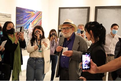 Luis Felipe Noé se contó entre los artistas que ofrecieron visitas guiadas, auspiciadas por Santander