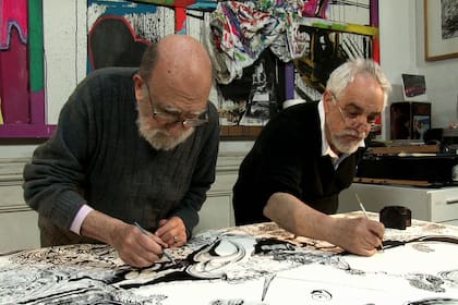 Luis Felipe Noé y Eduardo Stupía trabajan juntos hace décadas: así se los ve en el documental "A cuatro manos. Pintar de a dos", de Osvaldo Tcherkaski