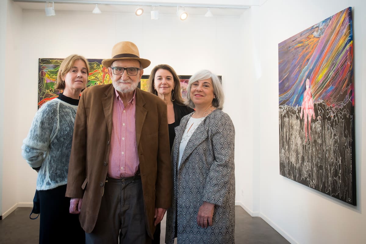 Luis Felipe Noé y las tres galeristas que participan del homenaje: Clara Martínez, Mariana Povarché y Gachi Prieto