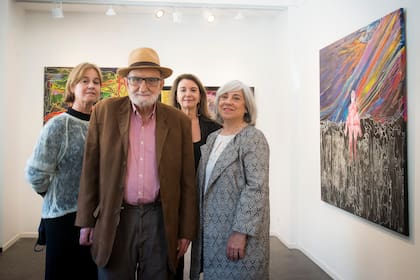 Luis Felipe Noé y las tres galeristas que participan del homenaje: Clara Martínez, Mariana Povarché y Gachi Prieto