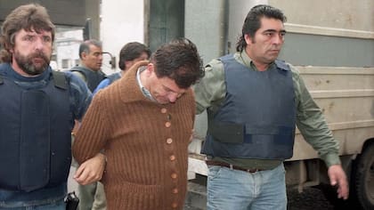 Luis Fernando Iribarren, durante uno de los traslados en la fecha del juicio en que lo condenaron a reclusión perpetua, en 2002