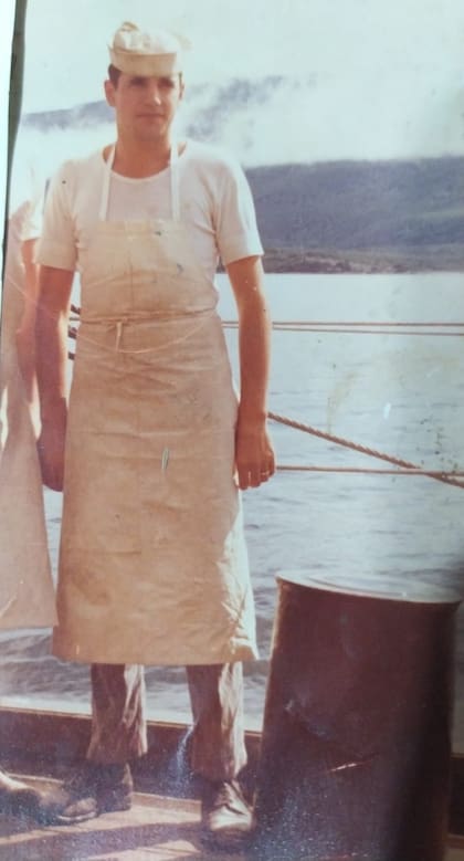 Luis Ferrero, con su delantal de panadero, a bordo del Crucero General Belgrano.
