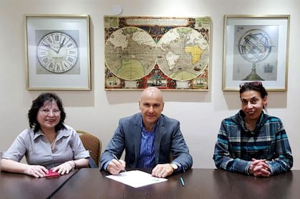 Luis, firmando convenios relacionados a la responsabilidad social.