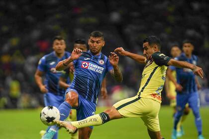 Luis Fuentes, del América, disputa un balón con Juan Escobar, de Cruz Azul, durante un partido de la Liga MX, disputado el sábado 30 de abril de 2022, en el Estadio Azteca (AP Foto/Marco Ugarte)