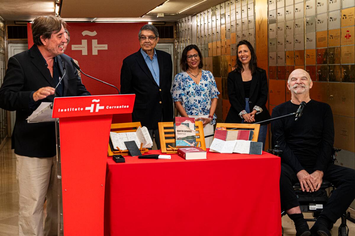 Luis García Montero, director del Instituto Cervantes, recibe el legado de Martín Caparrós, con Sergio Ramírez, Claudia Neira y Marta Nebot, pareja de Caparrós