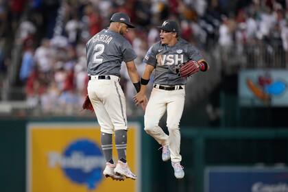 Luis García y Alex Call festejan la victoria de los Nacionales de Washington sobre los Filis de Filadelfia, el viernes 2 de junio de 2023 (AP Foto/Patrick Semansky)