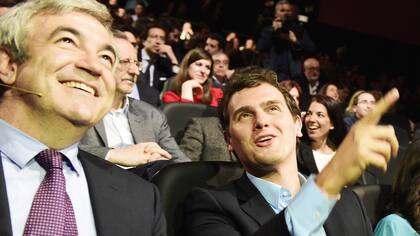Luis Garicano (izquierda) asesor económico de Ciudadanos, el partido español liderado por Albert Rivera (derecha)