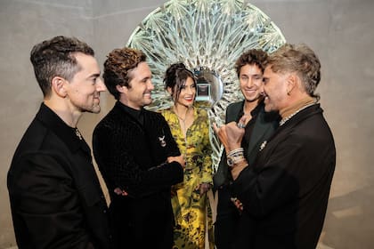 Luis Gerardo Méndez, Diego Boneta, Bárbara Lopez, Juan Pa Zurita y Alejandro Fernández conversan durante la blue carpet.