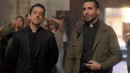 Luis Gerardo Méndez y Miguel Ángel Silvestre, interpretan a los dos sacerdotes que buscan corroborar los milagros de su colega mexicano