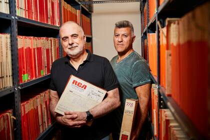 Luis Herman y Daniel Romero se ocupan de la sistematización y preservación del archivo, y de la digitalización y masterización de cintas