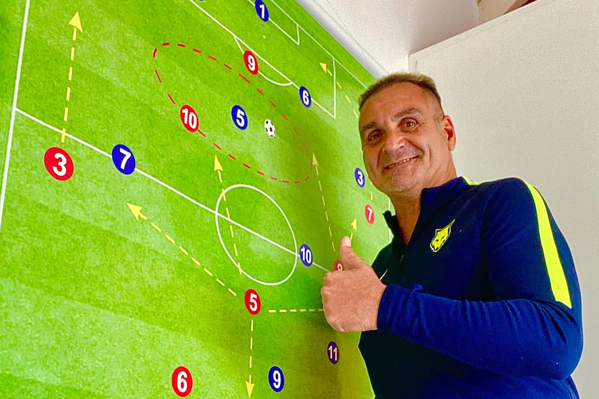 Luis Islas, tácticas y emociones del entrenador que, desde la metodología de trabajo, se siente muy cerca de Carlos Bilardo; "Diego va a estar en mi corazón hasta el día que yo me muera", relata con dolor tras la muerte de su amigo