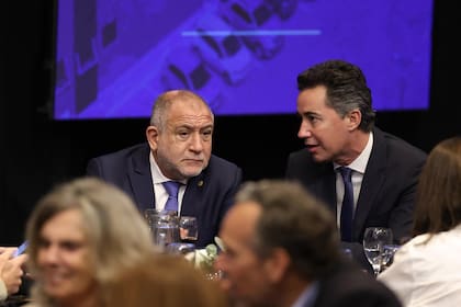 Luis Juez en la Bolsa de Comercio conversa con el ministro Calvo.