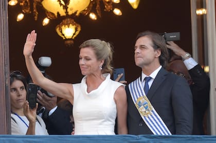 Luis Lacalle Pou, junto a Lorena Ponce de León, en la asunción en Montevideo, el 1 de marzo de 2020. REUTERS/Mariana Greif