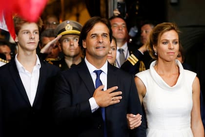Luis Lacalle Pou, junto a Lorena Ponce de León y su hijo Luis, cuando juró como presidente, en marzo de 2020. REUTERS/Mariana Greif