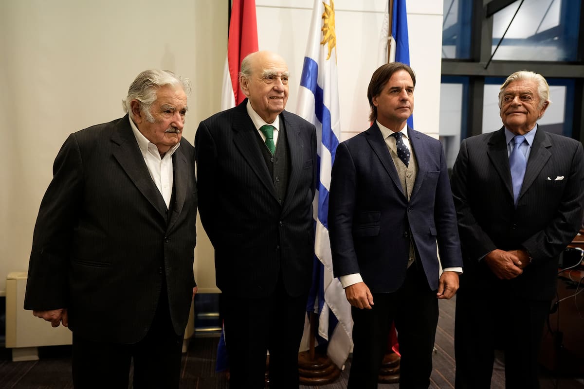 Luis Lacalle Pou junto a los expresidentes Mujica, Sanguinetti y Lacalle Herrera