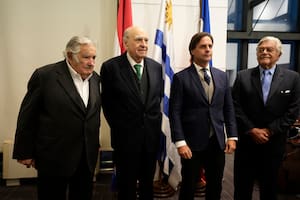 Luis Lacalle Pou junto a los expresidentes Mujica, Sanguinetti y Lacalle Herrera