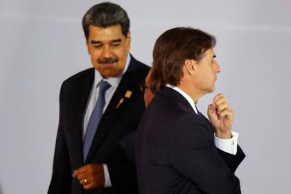 Luis Lacalle Pou pasa frente a Nicolás Maduro en el encuentro de presidentes en Brasilia