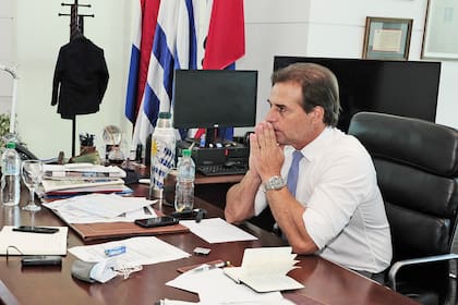 Luis Lacalle Pou, en su oficina, durante la entrevista con LA NACION