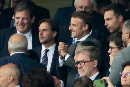 Luis Lacalle Pou, presidente de Uruguay, junto a su par francés, Emmanuel Macron, en el estadio donde compartieron el encuentro mundialista entre las selecciones de rugby de sus países