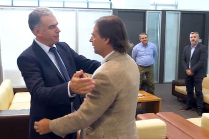 Luis Lacalle Pou recibió a Yamandú Orsi en la Torre Ejecutiva